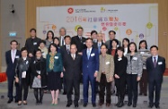 Mr Cheung (front row, fifth left) and Dr Lam (front row, fifth right) are pictured with the new SC.Net members and members of the Fund Committee.