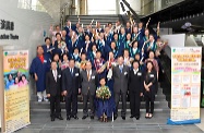 The Secretary for Labour and Welfare, Mr Matthew Cheung Kin-chung (front row, third left) officiates at the graduation ceremony of Elder Academy of The Open University of Hong Kong. Mr Cheung is pictured with the President of the Open University of Hong Kong, Prof. Wong Yuk-shan (front row, second left), the President of BCT Third Age Academy, Ms Lau Ka-shi (front row, second right), the Director of Li Ka Shing Institute of Professional and Continuing Education, Prof. Lui Yu-hon (front row, first left), the Vice-chairman of Elderly Commission, Dr Lam Ching-choi (front row, third right), and other participating guests and graduating students.