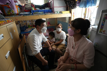 The Secretary for Labour and Welfare, Mr Chris Sun, visited grassroots citizens in Sham Shui Po, before meeting with grassroots families, students, elderly persons and street sleepers this afternoon (July 29). Photo shows Mr Sun (first left), accompanied by the Deputy Director of the Society for Community Organization, Ms Sze Lai-shan (first right), chatting with a family living in a subdivided unit.
