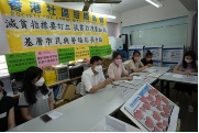 The Secretary for Labour and Welfare, Mr Chris Sun, visited grassroots citizens in Sham Shui Po, before meeting with grassroots families, students, elderly persons and street sleepers this afternoon (July 29). Photo shows Mr Sun (fifth right), accompanied by the Deputy Director of the Society for Community Organization (SoCO), Ms Sze Lai-shan (fourth right), and representatives of SoCO, attending the meeting.