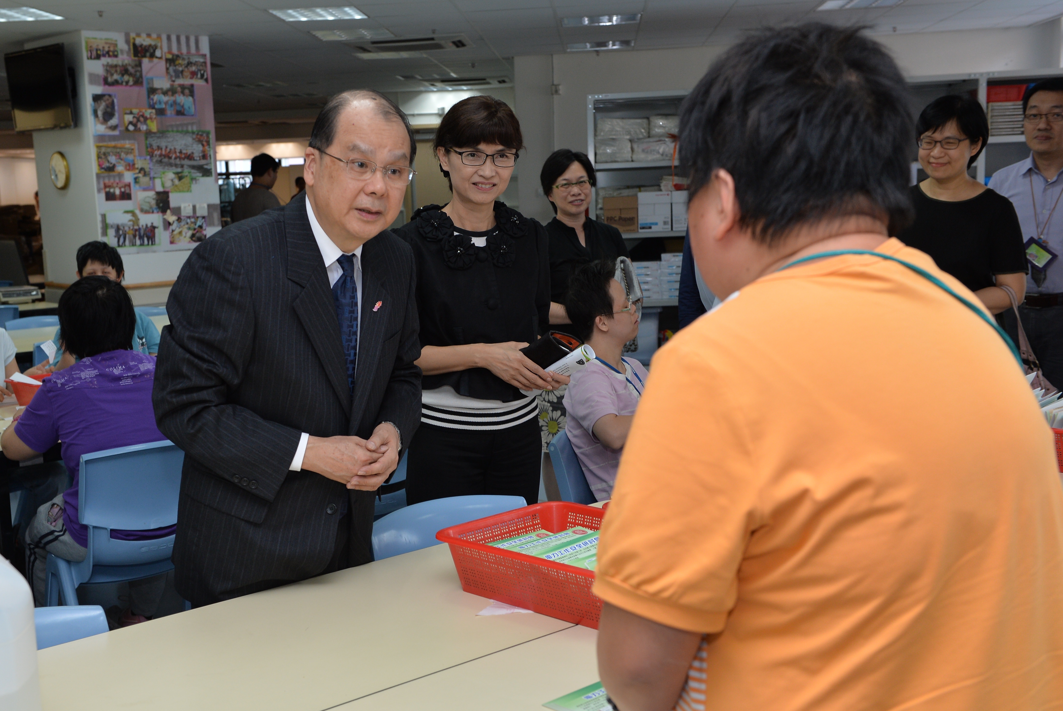 圖示張建宗局長參觀聖雅各福群會轄下的庇護工場。