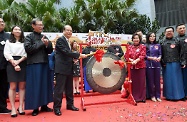 在一眾東華三院董事局成員和嘉賓陪同下，張建宗（左三）和東華三院主席何超蕸（右四）主持敲鑼儀式，代表巡遊正式開始。