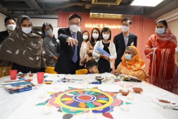 The Secretary for Labour and Welfare, Mr Chris Sun, visited the service centre of the Neighbourhood Advice-Action Council B Square Outreaching Team for Ethnic Minorities in Shau Kei Wan this afternoon (November 1) to keep abreast of its support for ethnic minorities. The Director of Social Welfare, Miss Charmaine Lee, also joined the visit. Photo shows Mr Sun (front row, second left) and ethnic minority women in a workshop of making diya (oil lamps) to celebrate Diwali.