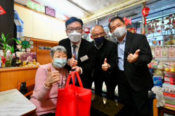The Secretary for Labour and Welfare, Mr Chris Sun, visited Tung Wah Group of Hospitals Fong Shu Chuen Integrated Home Care Services Centre this afternoon (December 1) and reminded elderly persons to keep warm. Photo shows Mr Sun (second left) during a visit to a single elderly person in Shau Kei Wan with a meal prepared by the centre.