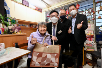 The Secretary for Labour and Welfare, Mr Chris Sun, visited Tung Wah Group of Hospitals Fong Shu Chuen Integrated Home Care Services Centre this afternoon (December 1) and reminded elderly persons to keep warm. Photo shows Mr Sun (second left) reminding a single elderly person to take precautions against cold weather.
