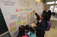 The Secretary for Labour and Welfare, Dr Law Chi-kwong, visited The Salvation Army Tin Ka Ping School in Pok Hong Estate, Sha Tin, and attended a children forum for primary school students on establishing a Commission on Children.