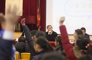 The Secretary for Labour and Welfare, Dr Law Chi-kwong, visited The Salvation Army Tin Ka Ping School in Pok Hong Estate, Sha Tin, and attended a children forum for primary school students on establishing a Commission on Children.