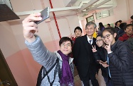 The Secretary for Labour and Welfare, Dr Law Chi-kwong, visited The Salvation Army Tin Ka Ping School in Pok Hong Estate, Sha Tin, and attended a children forum for primary school students on establishing a Commission on Children.