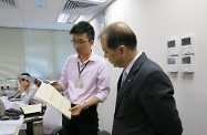 An SWD officer explains to Mr Cheung the procedures of handling OALA application forms.