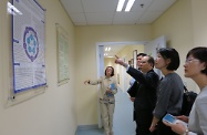 Accompanied by the Associate Dean of the Faculty of Social Sciences of the University of Hong Kong, Professor Cecilia Chan (first left), and the Director of Sau Po Centre on Ageing, Dr Terry Lum (second left), the Secretary for Labour and Welfare, Mr Matthew Cheung Kin-chung (third right), and the Director of Social Welfare, Ms Carol Yip (second right), visit the Centre to understand its latest researches on long term care as well as health and mental health policy.