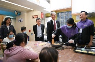 The Secretary for Labour and Welfare, Dr Law Chi-kwong, visited Central and Western District and called at Tung Wah Group of Hospitals Lok Kwan District Support Centre in Sai Ying Pun. Photo shows Dr Law (third right) attending a cooking class with persons with disabilities.