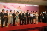 张建宗（左六）与爱梨巴慈善之星得奖者合照。