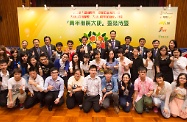 Mr Cheung (back row, sixth right), Mr Ha (back row, fifth right), and representatives of the participating enterprises are pictured with trainees of the Project.