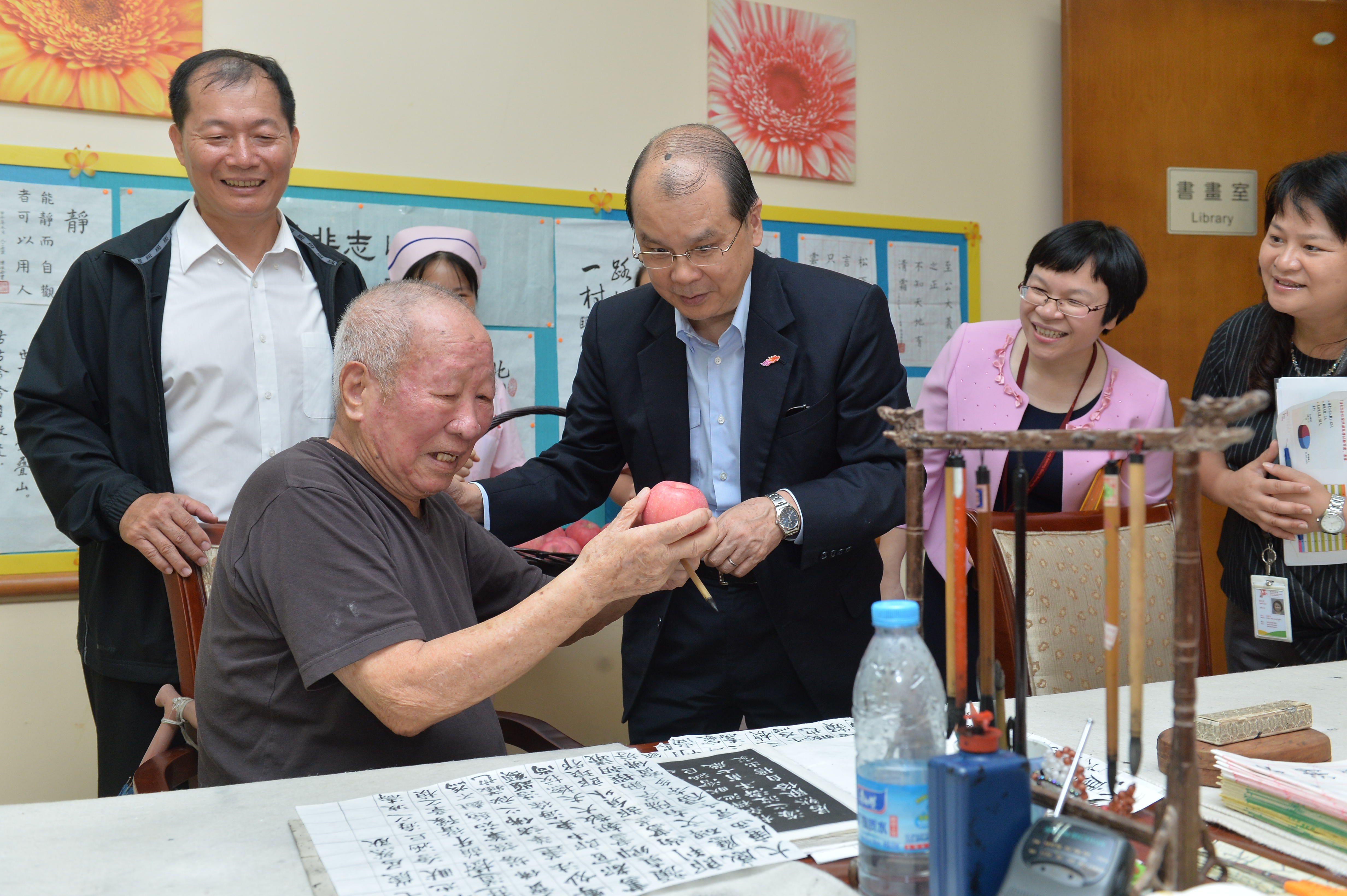 張建宗（中）到訪位於深圳鹽田的香港賽馬會深圳復康會頤康院，並探訪居於該院的香港長者。