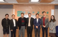 劳工及福利局局长罗致光博士到访深水埗区议会。图示罗致光博士（中）在深水埗区议会主席张永森（左三）及深水埗民政事务专员李国雄（右三）陪同下与区议员合照。