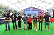 劳工及福利局局长萧伟强出席由香港榄球总会社区基金主办的「运动无障碍」社区活动启动礼。图示萧伟强（左四）及嘉宾用手语表达「我们一起来玩榄球」。