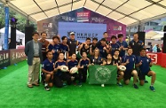 勞工及福利局局長蕭偉強出席由香港欖球總會社區基金主辦的「運動無障礙」社區活動啟動禮。圖示蕭偉強（後排左一）與香港聾人協進會的欖球隊成員合照。