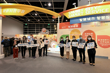 The Secretary for Labour and Welfare, Mr Chris Sun, attended a forum on 'Tech-enhanced Social Care - the Way Ahead after the Pandemic' this morning (November 4) at the Gerontech and Innovation Expo cum Summit 2022 jointly hosted by the Government and the Hong Kong Council of Social Service. Photo shows Mr Sun (sixth right) and the Director of Social Welfare, Miss Charmaine Lee (fifth right), visiting the Smart City Smart Service Pavilion. It showcases the Innovation and Technology Fund for Application in Elderly and Rehabilitation Care managed by the Social Welfare Department as well as achievements of other government policy initiatives on gerontech promotion.