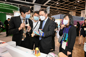 The Secretary for Labour and Welfare, Mr Chris Sun, attended a forum on 'Tech-enhanced Social Care - the Way Ahead after the Pandemic' this morning (November 4) at the Gerontech and Innovation Expo cum Summit 2022 jointly hosted by the Government and the Hong Kong Council of Social Service. Photo shows Mr Sun (second right) and the Director of Social Welfare, Miss Charmaine Lee (first right), being briefed by an exhibitor on the operation of a robot hand intended for use in hand rehabilitation.