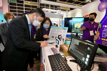 The Secretary for Labour and Welfare, Mr Chris Sun, attended a forum on 'Tech-enhanced Social Care - the Way Ahead after the Pandemic' this morning (November 4) at the Gerontech and Innovation Expo cum Summit 2022 jointly hosted by the Government and the Hong Kong Council of Social Service. Photo shows Mr Sun (second left) at the booth of the Hong Kong Sheng Kung Hui Welfare Council after the forum, taking a look at the 'Love‧Innovate for Happy Ageing' Project jointly organised by the Department of Biomedical Engineering of the Hong Kong Polytechnic University and the Hong Kong Sheng Kung Hui Welfare Council, which showcases works of tertiary, secondary and primary school students using concepts of STEM (science, technology, engineering and mathematics) education and creativity in designing gerontech products for the elderly.