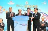 Mr Cheung (second left); the Commissioner of Correctional Services, Mr Yau Chi-chiu (first left); the President of the Chinese Manufacturers' Association of Hong Kong, Dr Eddy Li (second right); and the Chairman of Merchants Support for Rehabilitated Offenders Committee Limited and Chairman of the Organising Committee of the Job Fair for Rehabilitated Offenders, Dr Ho Wai-kuen (first right), officiate at the opening of the job fair.