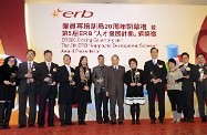 张建宗（右六）与一众得奖者合照。
