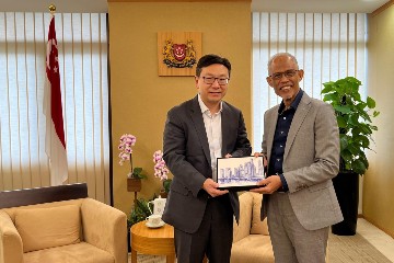 The Secretary for Labour and Welfare, Mr Chris Sun, paid a courtesy call on the Minister for Social and Family Development of Singapore, Mr Masagos Zulkifli, this morning (January 5) during his visit to Singapore. They exchanged views on welfare policy priorities for the rapidly ageing populations of the two places and how to assist the disadvantaged. Photo shows Mr Sun (left) and Mr Masagos (right).