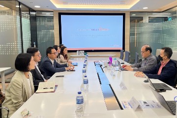 The Secretary for Labour and Welfare, Mr Chris Sun, visited SkillsFuture Singapore this afternoon (January 5) during his visit to Singapore to take a closer look at its latest continuing education initiatives. Photo shows Mr Sun (second left), accompanied by the Director of the Hong Kong Economic and Trade Office in Singapore, Mr Owin Fung (third left), being briefed on the content of programmes and the training model.