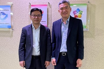 勞工及福利局局長孫玉菡今日(一月五日)下午在新加坡訪問期間,與「平台人員代表權益勞資政工作小組」成員會面,了解當地如何保障數碼平台工作者權益。圖示孫玉菡(左)與工作小組聯席主席兼新加坡人力部副常任秘書潘康源(右)合照。該工作小組由新加坡政府、全國職工總會和新加坡全國僱主聯合會共同主持。
