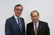 The Secretary for Labour and Welfare, Mr Matthew Cheung Kin-chung (right), meets the Chair of Social Mobility and Child Poverty Commission of the United Kingdom, the Rt Hon Alan Milburn (left), to exchange views on social welfare and poverty alleviation policies.