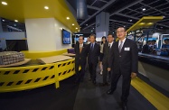 张建宗（左一）与苏泽光（左二）和张炳良教授（右二）一同参观职业博览会现场的模拟行李处理系统。