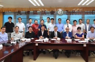 The Secretary for Labour and Welfare, Dr Law Chi-kwong, visited Tai Po District and met with District Council members to exchange views with them on district matters. Photo shows (front row, from third right) the Chairman of the Tai Po District Council, Mr Cheung Hok-ming; Dr Law; and the Under Secretary for Labour and Welfare, Mr Caspar Tsui, with the members.
