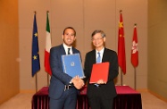 The Secretary for Labour and Welfare, Dr Law Chi-kwong, met with the Under Secretary of State, Ministry of Foreign Affairs and International Cooperation of the Government of the Italian Republic, Mr Manlio Di Stefano, at Central Government Offices, Tamar, to announce the establishment of a bilateral Working Holiday Scheme between Hong Kong and Italy. Photo shows Dr Law (right) and Mr Di Stefano at the agreement signing ceremony.