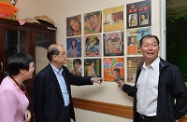 The Superintendent of Yee Hong Heights, Ms Jackie Mo (left), and Mr Benny Cheung (right) briefs Mr Matthew Cheung Kin-chung (centre) on the facilities and services for dementia residents in Yee Hong Heights.