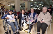 劳工及福利局局长张建宗（左二）到访沙田明爱利孝和护理安老院，向院友表达关怀。