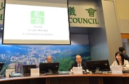 The Secretary for Labour and Welfare, Mr Matthew Cheung Kin-chung (centre), attended a meeting with members of Sha Tin District Council to exchange views on issues of concern. Also pictured are the Chairman of Sha Tin District Council, Mr Ho Hau-cheung (left), and District Officer (Sha Tin), Miss Amy Chan (right).