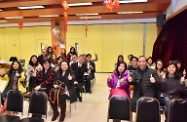 The Secretary for Labour and Welfare, Dr Law Chi-kwong, visited Caritas Cheng Shing Fung District Elderly Centre (Sham Shui Po). Photo shows Dr Law (second row, third left) accompanied by the Senior Social Work Supervisor of Services for the Elderly of Caritas Hong Kong, Mr Lai Sau-man (front row, second right), and the District Social Welfare Officer (Sham Shui Po), Ms Wendy Chau (front row, second left), pictured with social work personnel at a training session.