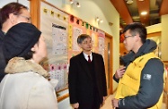 勞工及福利局局長羅致光博士到訪明愛鄭承峰長者社區中心（深水埗）。圖示羅致光博士（中）聽取年輕人分享有意投身護理行業。