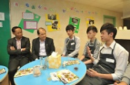 张建宗（左二）与青年人就学业、工作及适应香港生活等方面交流。
