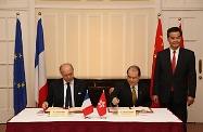 香港与法国签署协议，设立双边工作假期计划。图示劳工及福利局局长张建宗（中）与法国外交部部长洛朗‧法比尤斯在行政长官梁振英（右）见证下共同签署协议。