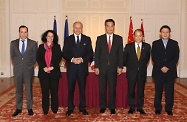 張建宗（右二）與洛朗‧法比尤斯（左三）在簽署協議後合照。出席簽署儀式的還有梁振英（右三）、勞工處處長卓永興（右一）、法國駐華大使白林（左二）及法國駐香港及澳門總領事雅諾（左一）。