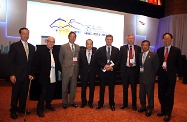 張建宗（左四）、澳洲維多利亞省前省長John Brumby（右四）、亞洲賽馬聯盟主席佐藤浩二（右二）、西九文化區管理局行政總裁連納智（左二）和多位香港賽馬會高層於會議上合照。