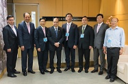 勞工及福利局局長張建宗（左四）與香港物業管理公司協會會長李春犂（左五）及其成員會面。