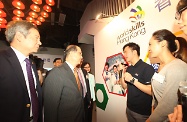 張建宗（左二）與「香港青年技能大賽2014」的參賽者交談。