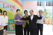 張建宗（右二）在勞工及福利局副秘書長張美珠（左）和陳美娟（左二）陪同下，欣賞校方為提供社會服務令工作機會而製作的牆畫。