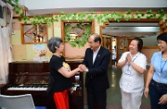 The Secretary for Labour and Welfare, Mr Matthew Cheung Kin-chung (second left), visited a private home for persons with disabilities in Kwai Chung. Photo shows Mr Cheung, accompanied by the home's staff, chatting with a resident to understand her daily life.