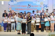 Mr Cheung (front right) presented an award of recognition to Supreme Inclusive Organisation to an employer organisation.