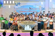 Mr Cheung (front row, centre) officiated at the opening ceremony of the television variety show with other officiating guests, including the Chairman of the Hong Kong Joint Council for People with Disabilities, Mr Cheung Kin-fai (front row, first left); the Permanent Secretary for Labour and Welfare, Miss Annie Tam (front row, second left) ; the Chairman of the Rehabilitation Advisory Committee, Mr Herman Hui (front row, third left) ; the Chief Executive of the Hong Kong Council of Social Service, Mr Chua Hoi-wai (front row, third right) ; Deputy Director of Broadcasting Mr Tai Keen-man (front row, second right); and the Chairperson of the Rehabilitation Advisory Committee Sub-committee on Employment, Ms Deborah Wan (front row, first right).