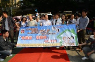 Mr Cheung (centre) officiates at the starting ceremony of the Mental Health Walk with other officiating guests and the Mental Health Ambassadors.