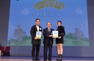 The Secretary for Labour and Welfare, Mr Matthew Cheung Kin-chung, officiates at the Recognition Ceremony for 2016 Mental Health Month today (January 7). Picture shows Mr Cheung (centre) presenting certificates of appreciation to the Ambassadors of 2016 Mental Health Month, Jerry Lamb (left) and Lily Hong (right).